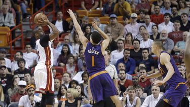 Wade aporta 27 puntos en triunfo de Heat sobre Suns