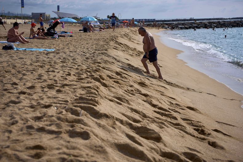 Una playa de Barcelona, España, el 22 de julio del 2025. (AP foto/Emilio Morenatti)