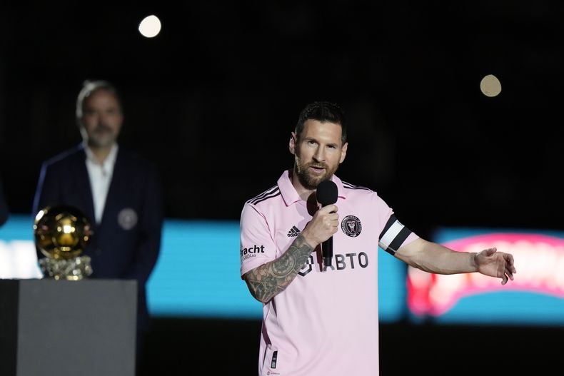 El delantero Lionel Messi del Inter Miami durante una ceremonia tras ganar el Balón de Oro, el viernes 10 de noviembre de 2023, en Fort Lauderdale, Florida. (AP Foto/Lynne Sladky)