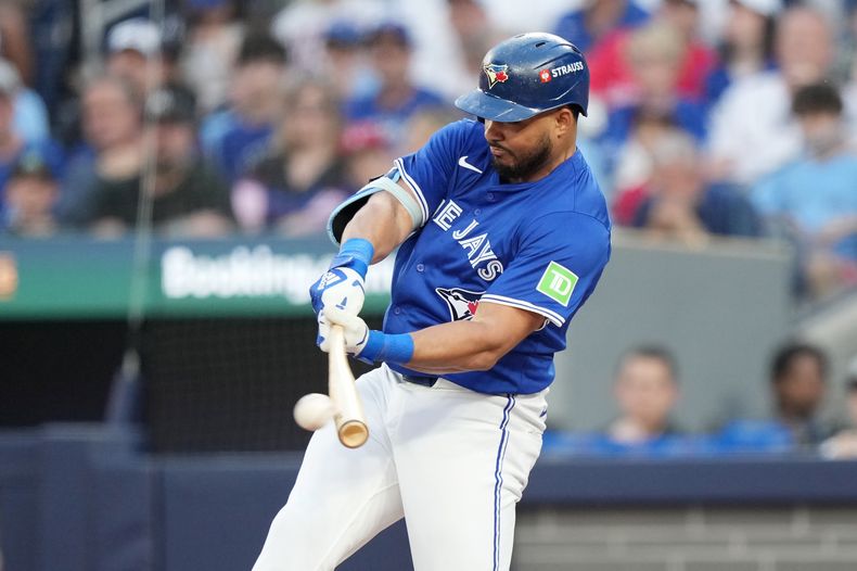 Anthony Santander (25) de los Azulejos de Toronto conecta un sencillo durante la séptima entrada contra los Yankees de Nueva York en el Juego 1 de la Serie Divisional de la Liga Americana de beisbol, el sábado 4 de octubre de 2025, en Toronto. (Nathan Denette/The Canadian Press vía AP)
