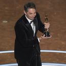 Sean Baker recibe el premio a mejor guion original por Anora en los Oscar el domingo 2 de marzo de 2025 en el Teatro Dolby de Los Ángeles.(Foto AP/Chris Pizzello)