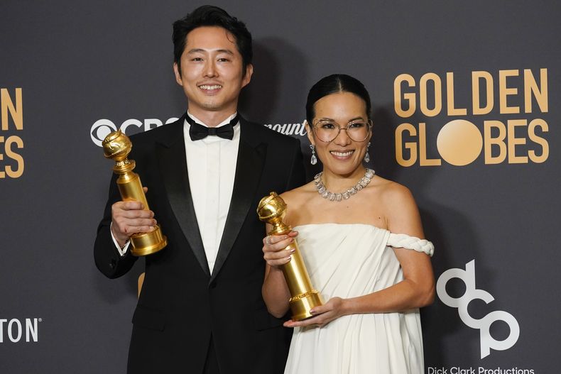 Steven Yeun, ganador del premio al mejor actor de una serie limitada por Beef, izquierda, y Ali Wong, ganadora del premio a la mejor actriz de una serie limitada por Beef posan en la sala de prensa en la 81a edición de los Globos de Oro el domingo 7 de enero de 2024, en el Hotel Beverly Hilton en Beverly Hills, California. (Foto AP/Chris Pizzello)