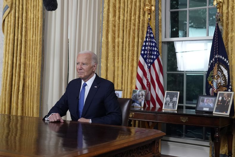 El presidente Joe Biden hace una pausa mientras concluye su pronunciamiento desde el Despacho Oval de la Casa Blanca en Washington, el miércoles 24 de julio de 2024, sobre su decisión de abandonar la candidatura demócrata a la reelección presidencial. (Foto AP/Evan Vucci, Pool)