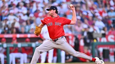 El lanzador de los Medias Rojas de Boston, Jake Bennett, realiza un lanzamiento durante la primera entrada de un partido de béisbol contra los Angelinos de Los Ángeles, el viernes 3 de julio de 2026, en Anaheim, California. (Foto AP/William Liang)