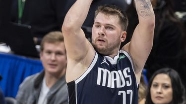 Doncic logra 35 puntos y Maverics ganan 111-110 a Raptors