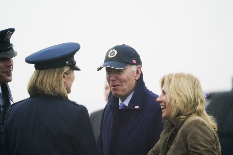 El presidente Joe Biden y la primera dama Jill Biden en la Base de la Fuerza Aérea Andrews en Maryland, el 26 de noviembre de 2023. (Foto AP/Stephanie Scarbrough)