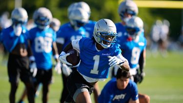 El receptor de los Lions de Detroit Jameson Williams corre tras atrapar un balón en la práctica del equipo del miércoles 29 de julio del 2026. (AP Foto/Paul Sancya)