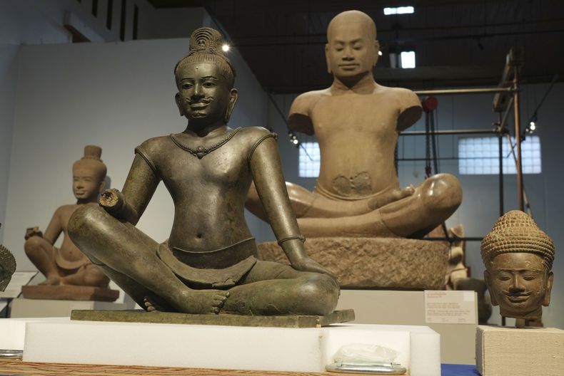 Estatuas y artefactos en exhibición después de ser devueltos por Estados Unidos a Camboya, antes de una ceremonia oficial en el Museo Nacional de Camboya en Phnom Penh, Camboya, el jueves 4 de julio de 2024. (Foto AP/Heng Sinith)