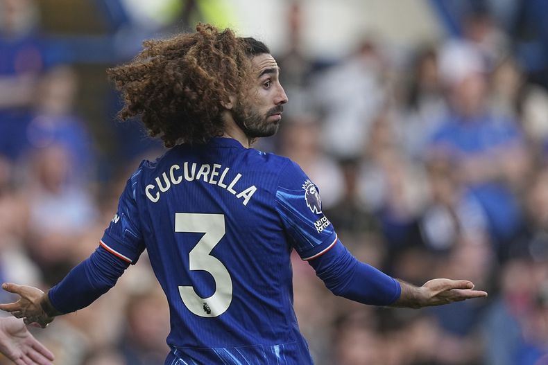 Marc Cucurella de Chelsea durante el partido contra Leicester City en la Liga Premier, el domingo 9 de marzo de 2025, en Londres. (AP Foto/Dave Shopland)