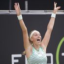 Petra Kvitova celebra tras derrotar a Donna Vekic en la final del Abierto de Berlín, el domingo 25 de junio de 2023. (Wolfgang Kumm/dpa vía AP)