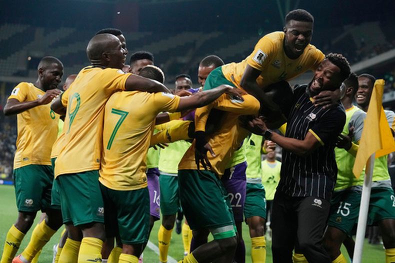ARCHIVO - Foto del 14 de octubre del 2025, jugadores de Sudáfrica celebran el tercer gol de su equipo en el encuentro de la eliminatoria a la Copa Mundial ante Ruanda. (AP Foto/Themba Hadebe, Archivo)
