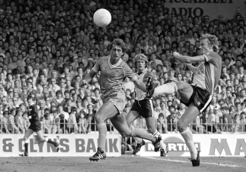 ARCHIVO - Trevor Francis (centro) durante un partido de la liga inglesa, el 3 de noviembre de 1981. Francis ha fallecido a los 69 años. (PA vía AP)