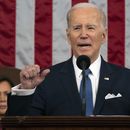 ARCHIVO - El presidente Joe Biden pronuncia su discurso sobre el estado de la Unión ante las cámaras del Congreso en el Capitolio, Washington, 7 de febrero de 2023. Está flanqueado por la vicepresidenta Kamala Harris y el presidente de la cámara baja, Kevin McCarthy. (AP Foto/Jacquelyn Martin, Pool, File)