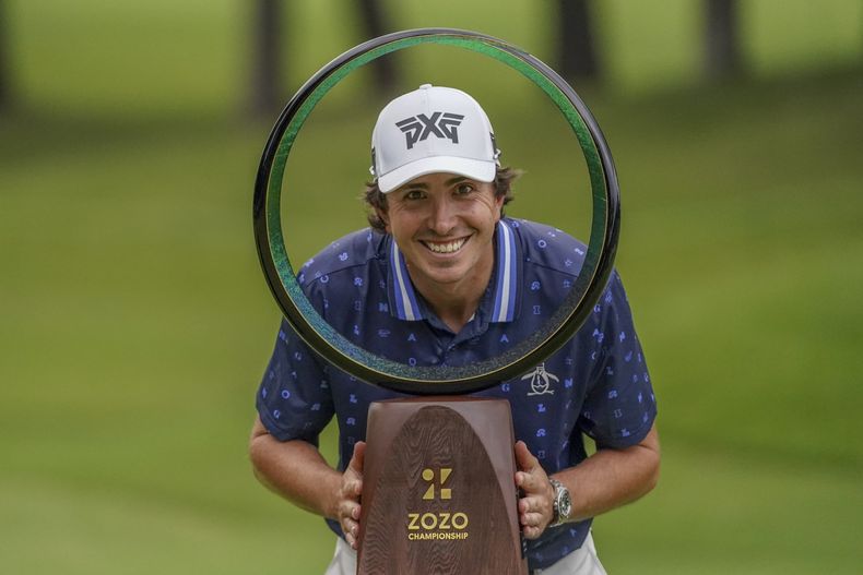 Nico Echavarría con el trofeo de campeón del Zozo Championship de la gira PGA en el Narashino Country Club en Inzai, Japón, el domingo 27 de octubre de 2024. (AP Foto/Tomohiro Ohsumi)