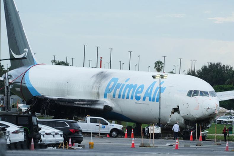 El avión que se pasó de la pista en el Aeropuerto Internacional de Miami el 10 de septiembre del 2026 (AP foto/Marta Lavandier)