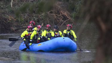 Rescatistas buscan a personas desaparecidas en el Campamento Mystic en el río Guadalupe en Hunt, Texas, el 6 de julio del 2025. (Foto AP/Julio Cortez)