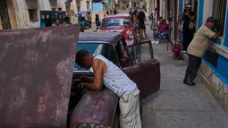 Varias personas permanecen en la calle durante un apagón en La Habana, Cuba, el lunes 16 de marzo de 2026. (Foto AP/Ramón Espinosa)