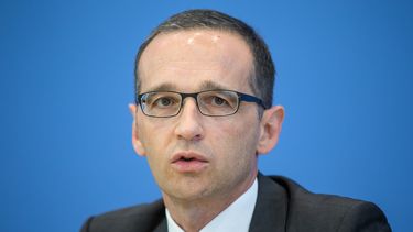 americateve | En esta foto del 22 de mayo del 2014 el ministro de justicia alem&aacute;n, Heiko Maas, asiste a una conferencia de prensa en Berl&iacute;n. El ministro dijo que la soluci&oacute;n ideal a la situaci&oacute;n de Edward Snowden, exanalista de la Agencia Na