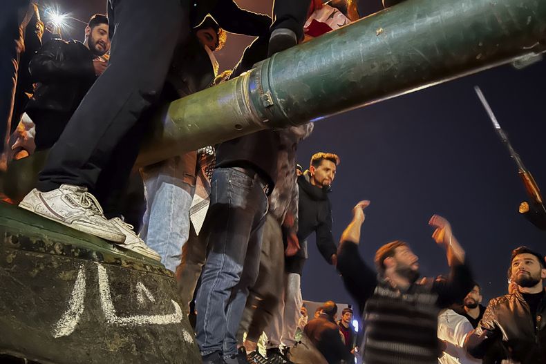 Sirios celebran la llegada de combatientes de oposición a Damasco, Siria, el domingo 8 de diciembre de 2024. (AP Foto/Omar Sanadiki)