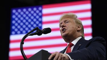 Trump critica el anonimato de informante, pero no lo revela
