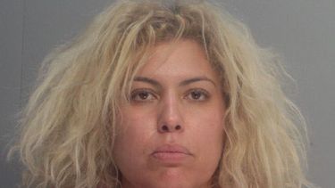 Mujer que ataco policía es liberada