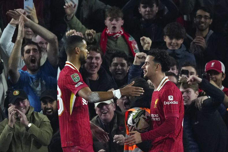 Cody Gakpo, izquierda, del Liverpool, celebra con su compañero de equipo Curtis Jones después de marcar su segundo gol en contra de Brighton durante el partido de fútbol de la Copa de la Liga inglesa entre Brighton y Liverpool en el Estadio Falmer, en Brighton, Inglaterra, el miércoles 30 de octubre de 2024. (AP Foto/Dave Shopland)