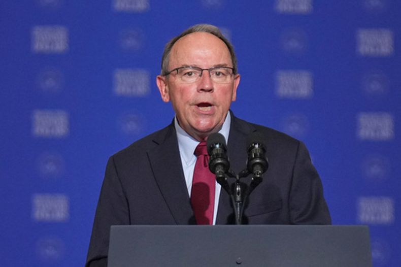 ARCHIVO - El representante Tom Tiffany, republicano de Wisconsin, habla en el recinto de la Guardia Nacional en el aeropuerto Mitchell de Milwaukee, el 8 de julio de 2026. (AP Foto/Mark Schiefelbein, Pool, Archivo)