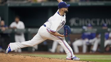 Martín Pérez, relevista de los Rangers de Texas, lanza frente a los Medias Rojas de Boston durante la sexta entrada del juego de béisbol del miércoles 20 de septiembre de 2023, en Arlington, Texas. (AP Foto/Tony Gutiérrez)