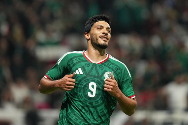 El mexicano Raúl Jiménez celebra el autogol del serbio Stefan Bukinac en el encuentro amistoso del jueves 4 de junio del 2026. (AP Foto/Fernando Llano)