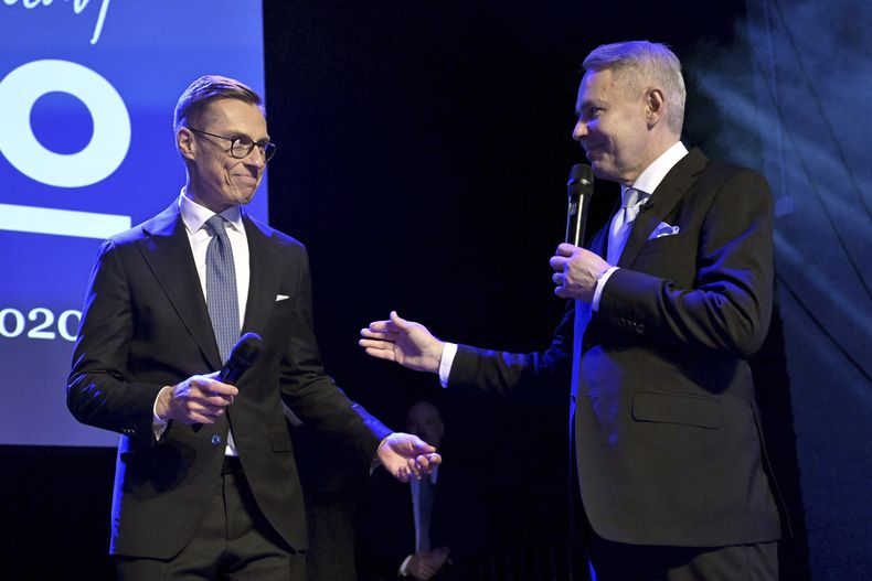El candidato del Partido de Coalición Nacional, Alexander Stubb (izquierda), acompaña al candidato independiente Pekka Haavisto en el escenario durante un evento, el domingo 11 de febrero de 2024, en Helsinki, Finlandia. (Vesa Moilanen/Lehtikuva vía AP)