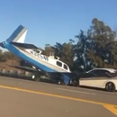 Captan el momento en que una avioneta se estrella contra un coche en una autopista de California