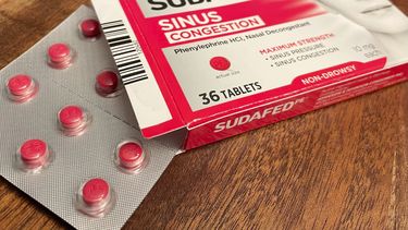 Medicamento contra el resfriado, en una mesa en Filadelfia, el 9 de diciembre de 2024. (AP Foto/Jonathan Poet)