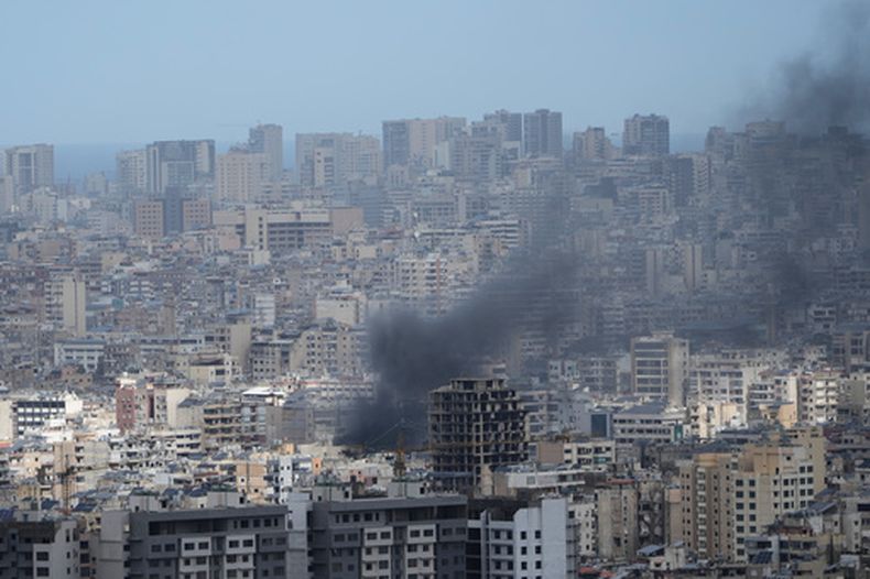Una columna de humo se eleva tras un ataque aéreo israelí en Dahiyeh, en los suburbios sureños de Beirut, Líbano, el lunes 30 de marzo de 2026. (AP Foto/Bilal Hussein)