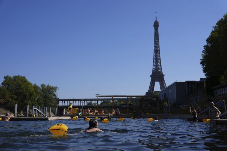 La gente nada en el río Sena, el 11 de agosto de 2025, en París. (AP Foto/Aurelien Morissard)