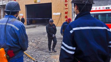 americateve | Varios mineros aguardan en la entrada de la mina de carb&oacute;n de Baiyanggou, donde ocurri&oacute; una explosi&oacute;n de gas, en la prefectura de Changji, regi&oacute;n de Xinjiang, en el oeste de China, el viernes 13 de diciembre de 2013. Veinti&uac