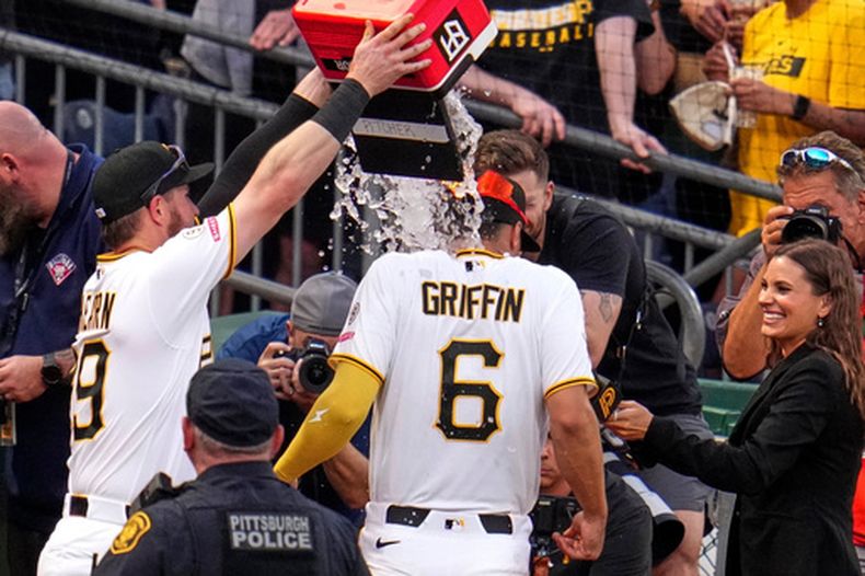 Konor Griffin es empapado con la hielera por Ryan OHearn, su compañero en los Piratas de Pittsburgh, tras el juego del viernes 3 de abril de 2026 ante los Orioles de Baltimore (AP Foto/Gene J. Puskar)