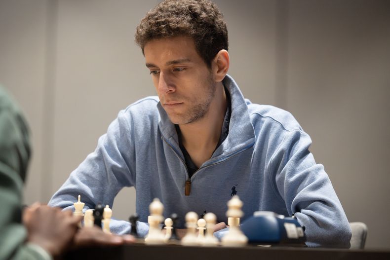 Esta foto sin fecha, publicada por el Centro de Ajedrez de Charlotte, muestra a Daniel Naroditsky jugando al ajedrez en el tablero. (Kelly Centrelli/Charlotte Chess Center vía AP)