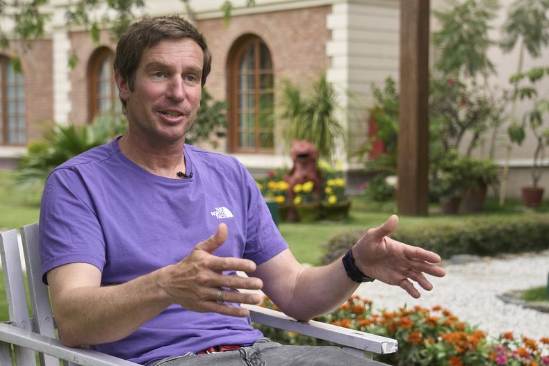 El guía de alpinismo Lukas Furtenbach habla con The Associated Press durante una entrevista el lunes 26 de mayo de 2025, en Katmandú, Nepal. (AP Foto/Niranjan Shrestha)
