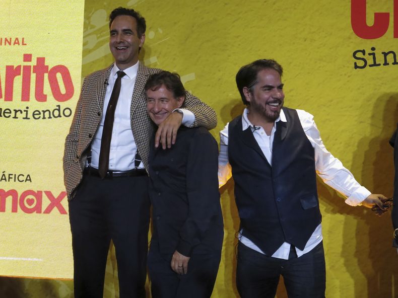 El actor Arturo Barba, izquierda, de la serie Chespirito: Sin querer queriendo posa con el productor y creador Roberto Gómez Fernández, centro, y el actor Eugenio Bartilotti durante una conferencia de prensa en la Ciudad de México el lunes 2 de junio de 2025. (Foto AP/Berenice Bautista)