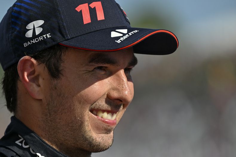 El piloto mexicano Sergio Pérez de Red Bull tras su tercer puesto en el Gran Premio de Hungría, el domingo 23 de julio de 2023, en Budapest. (AP Foto/Denes Erdos)