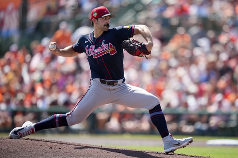 Spencer Strider de los Bravos de Atlanta lanza ante los Orioles de Baltimore, el 28 de febrero de 2026, en Sarasota, Florida. (AP Foto/Matt Slocum)