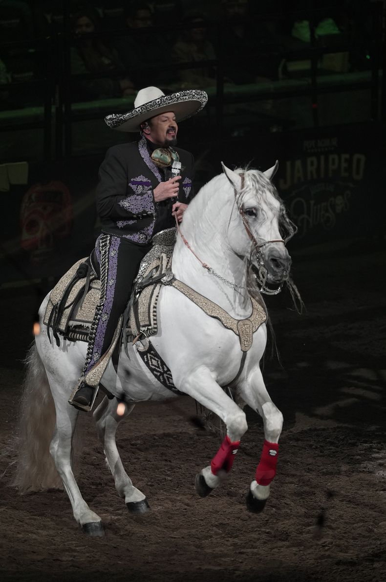 Pepe Aguilar monta a caballo en su espectáculo Jaripeo hasta los huesos tour 2024 en el Honda Center en Anaheim, California, el viernes 29 de marzo de 2024. El espectáculo rinde homenaje al Día de Muertos, una conocida celebración mexicana. (Foto AP/Damian Dovarganes)
