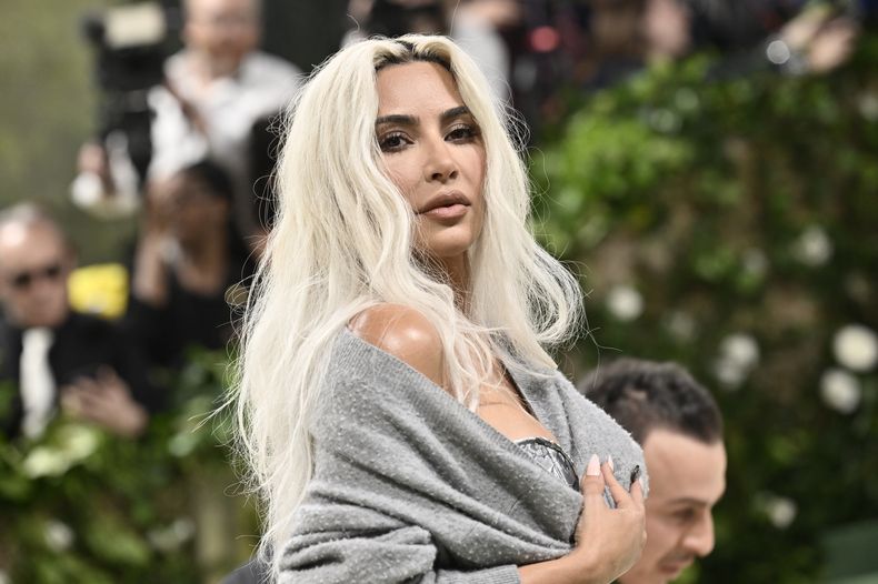 Kim Kardashian llega a la gala benéfica del Instituto del Vestido del Museo Metropolitano de Arte para celebrar la inauguración de la exposición Sleeping Beauties: Reawakening Fashion el lunes 6 de mayo de 2024, en Nueva York. (Foto Evan Agostini/Invision/AP)