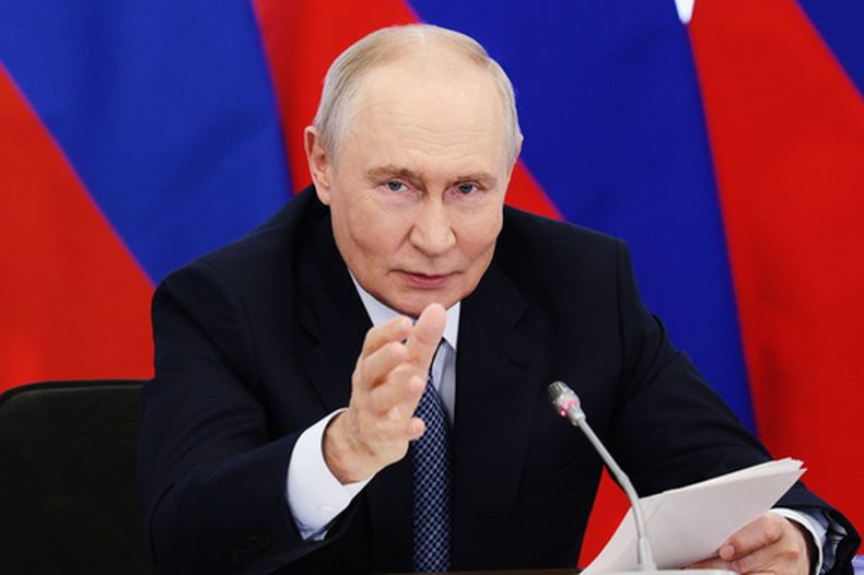 El presidente ruso Vladimir Putin en un centro de investigaciones en Koltsovo, cerca de Novosibirsk, Rusia, el 11 de agosto del 2026. (Gavriil Grigorov, Sputnik, Kremlin Pool Photo via AP)