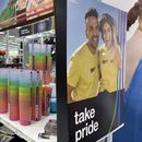 ARCHIVO - Artículos del mes del Orgullo de la comunidad LGBTQ+ en una tienda de Target, el 4 de mayo de 2023, en Nashville, Tennessee. (AP Foto/George Walker IV, Archivo)
