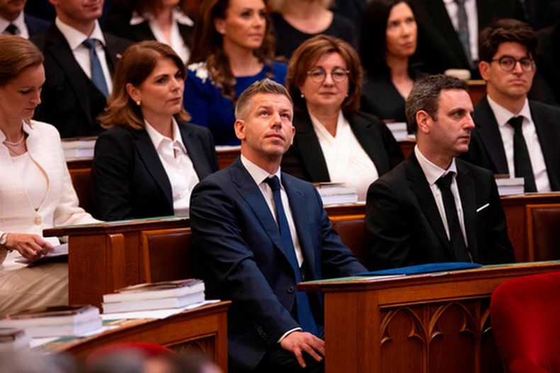 El primer ministro electo de Hungría, Peter Magyar, gesticula antes de su toma de posesión en un acto en el Parlamento, en Budapest, Hungría, el 9 de mayo de 2026. (AP Foto/Denes Erdos)