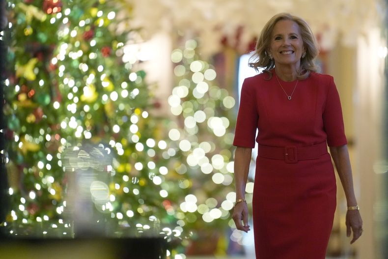 La primera dama Jill Biden llega a un evento en la Sala Este de la Casa Blanca, en Washington, el lunes 2 de diciembre de 2024. (AP Foto/Susan Walsh)