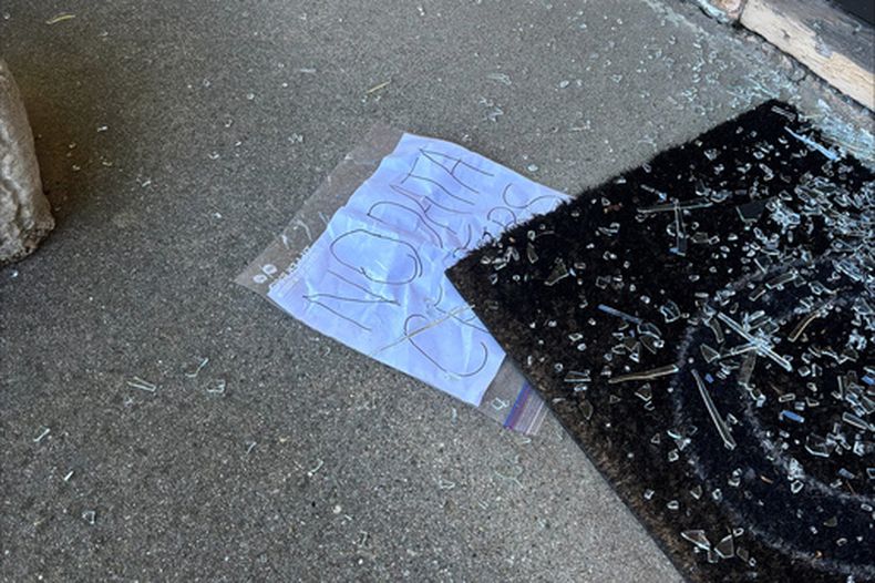 Foto entregada por Sara Hindi, directora de comunicaciones del concejo municipal de Indianápolis, que muestra los daños en la puerta principal de la casa del concejal Ron Gibson, en Indianápolis el 6 de abril del 2026. (Departamento de Comunicaciones del Concejo Municipal de Indianápolis via AP)