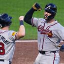 Joey Bart, derecha, de los Bravos de Atlanta, celebra con Mike Yastrzemski mientras regresa al dugout después de batear un jonrón de dos carreras frente a Dennis Santana, de los Piratas de Pittsburgh durante la octava entrada del juego de béisbol de Grandes Ligas del miércoles 8 de julio de 2026, en Pittsburgh. (AP Foto/Gene J. Puskar)