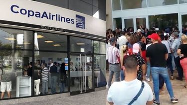cubanos protestan frente a una agencia de viajes pidiendo mas vuelos a nicaragua